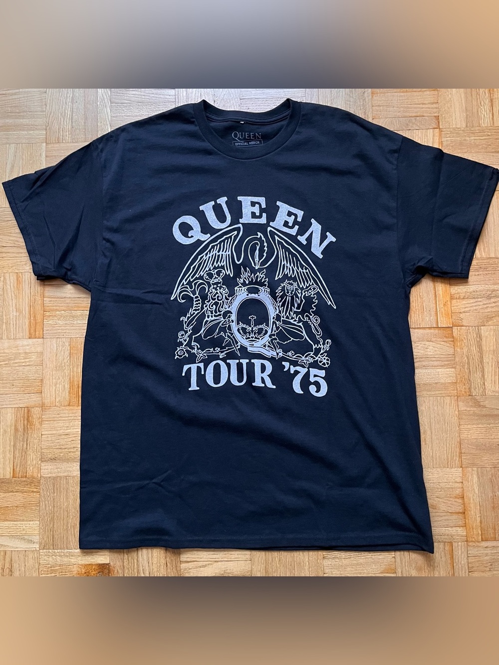 Que Black Graphic 'Tour '75' Short Sleeve Tee